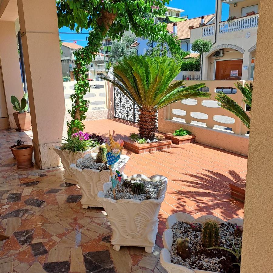 Bouganville Casa Vacanza Ambiente Climatizzato Con Wi Fi Pineto Dış mekan fotoğraf